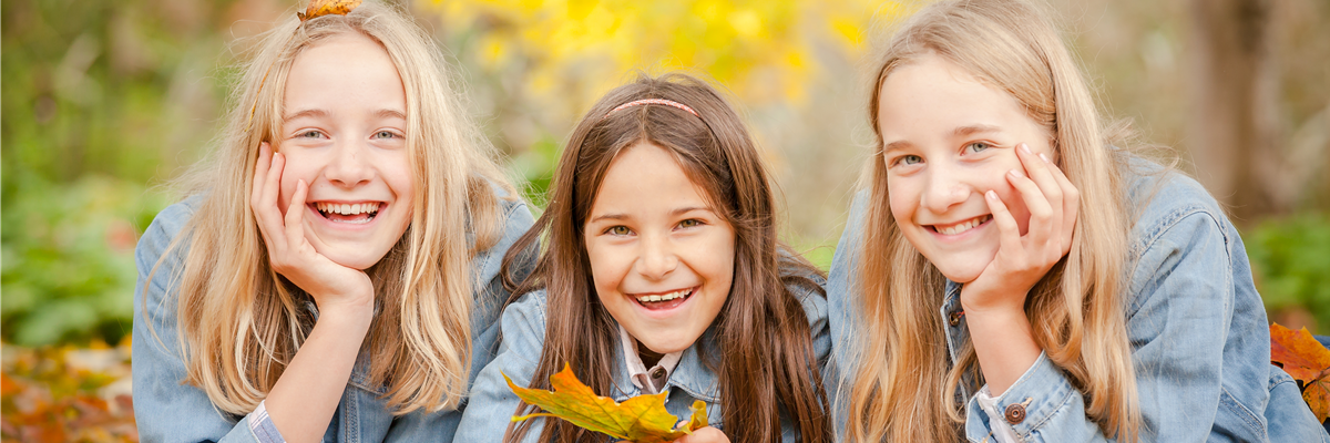 Kinder im Herbst